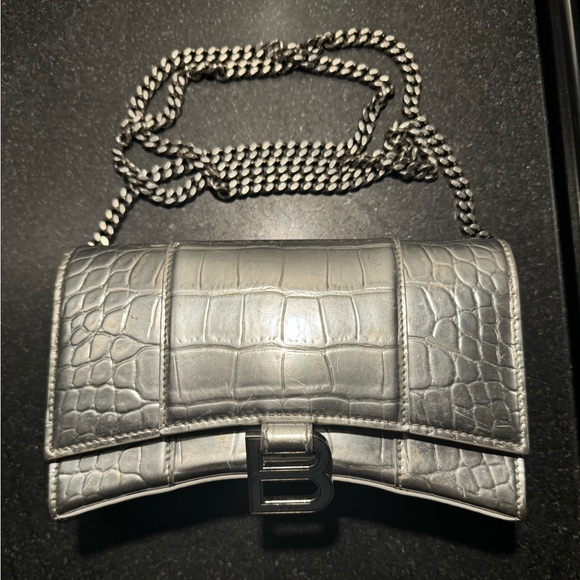 WOMEN'S HOURGLASS WALLET ON CHAIN IN SILVER - Picture 1 of 4